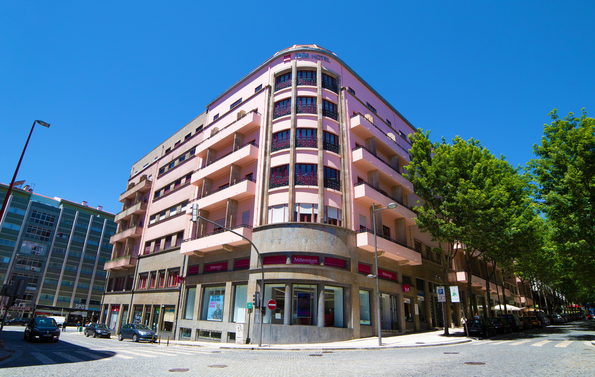 Ouvert hier, le nouvel ibis Porto Centro Mercado Do Bolhao vient étendre à nouveau le portefeuille européen d’hôtels d’EXTENDAM. Fruit d’un investissement d’EXTENDAM réalisé en décembre 2014 et de la transformation d’un immeuble en hôtel murs et fonds, rue Sá da Bendeira, ce projet a vu le jour grâce à une nouvelle collaboration avec IPIH,…