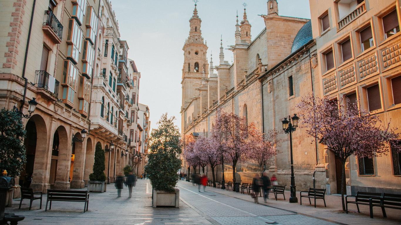 EXTENDAM annonce l’acquisition des murs et du fonds de commerce d’un hôtel NH 3* de 110 chambres à Logroño, capitale de La Rioja, l’une des 17 régions d’Espagne. Des travaux de rénovation seront mis en oeuvre afin de lui permettre un changement d’enseigne. Co-investisseur de l’opération, Continuum Hospitality assurera l’exploitation de l’hôtel. Idéalement situé à…