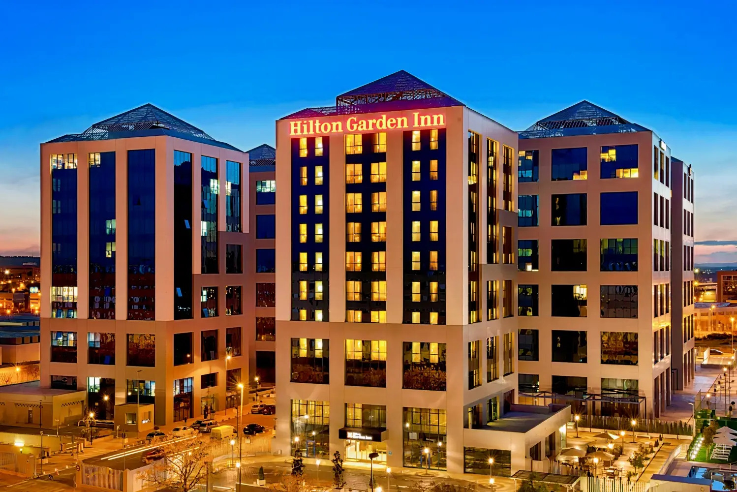 EXTENDAM annonce l’acquisition murs et fonds de l’Hôtel Hilton Garden Inn Sevilla, cédé par Aliseda Inmobiliaria, entité contrôlée par des fonds eux-mêmes contrôlés par Blackstone. Situé à Séville, ville particulièrement dynamique d’Espagne, l’hôtel 4* de 140 clés sera exploité par Continuum Hospitality Group, partenaire d’EXTENDAM sur cette opération. Son emplacement lui permet d’accueillir une clientèle…