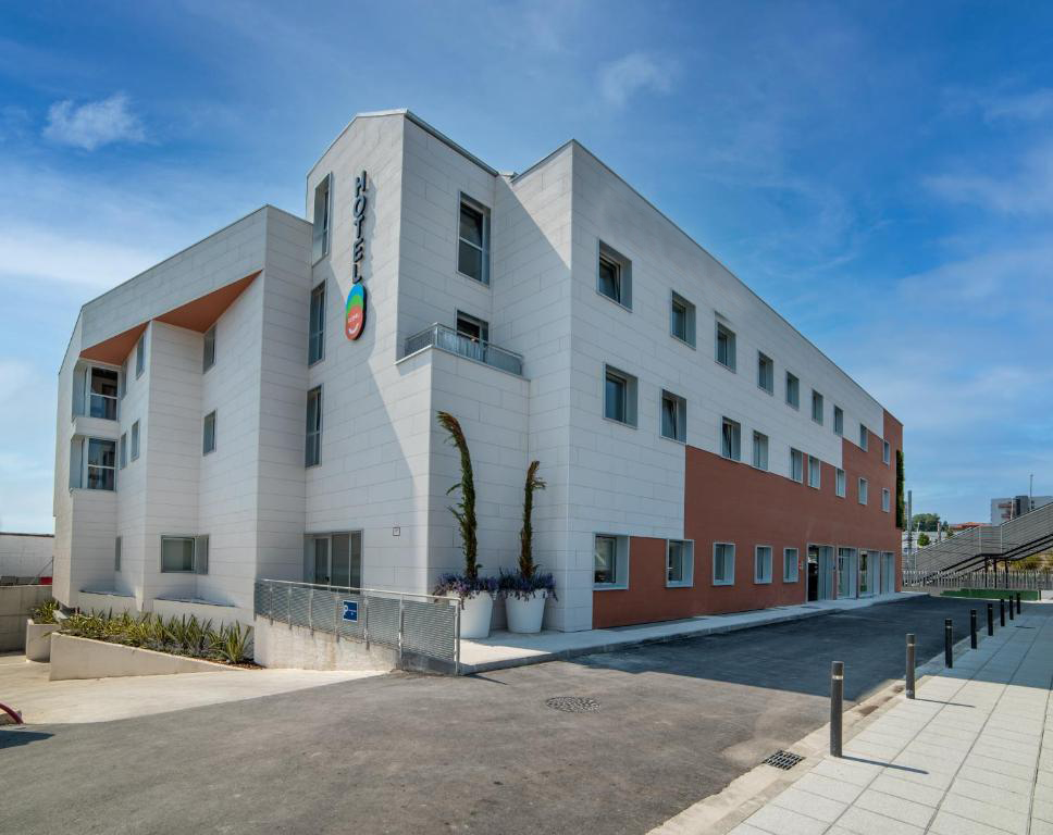 EXTENDAM et  Continuum Hospitality Group engagent la  transformation d’un hôtel 3 étoiles indépendant de 93 chambres, situé à proximité du centre-ville de Santander, en ibis Styles. Ouvert en juillet 2022, cet établissement récent ne nécessite qu’un  léger pro-gramme de travaux pour permettre ce changement d’enseigne, qui fera de lui le premier hôtel sous marque internationale…